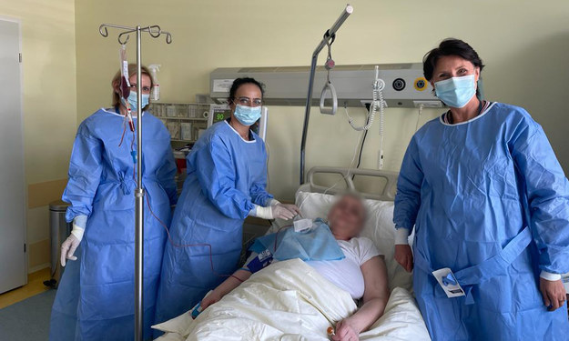 49-letnia pacjentka w trakcie przeszczepu szpiku kostnego od niespokrewnionego dawcy /Szpital im. Kopernika w Łodzi /Materiały prasowe