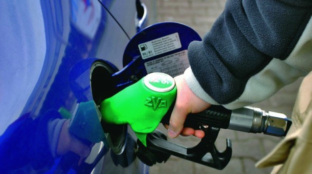 5,5 zł za litr benzyny 95 mają płacić pod koniec roku polscy kierowcy według e-petrol. /Motor