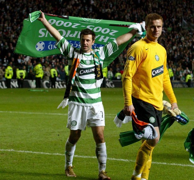 5 kwietnia 2006. Celtic Glasgow wygrał z Hearts 1:0 i po raz 40. sięgnął po tytuł piłkarskiego mistrza Szkocji. Na zdjęciu: Maciej Żurawski i Artur Boruc /IAN STEWART /PAP/EPA
