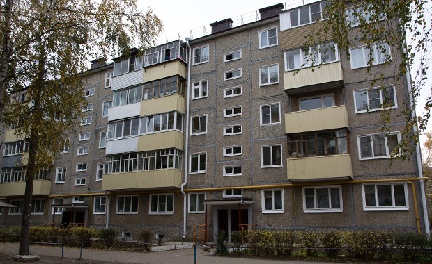 5-latka wyrzuciła niemowlę przez okno. Matka zostawiła dzieci same