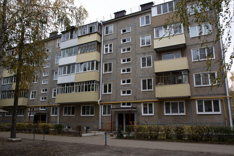 5-latka wyrzuciła niemowlę przez okno. Matka zostawiła dzieci same