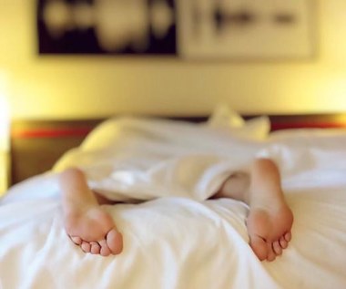 5 łatwych zmian w twojej sypialni, które pozwolą ci lepiej zasnąć