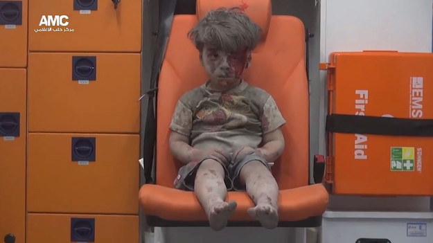 5-letni Omran Daqneesh uratowany spod gruzów po bombardowaniu Aleppo /Aleppo Media Center  /PAP/EPA