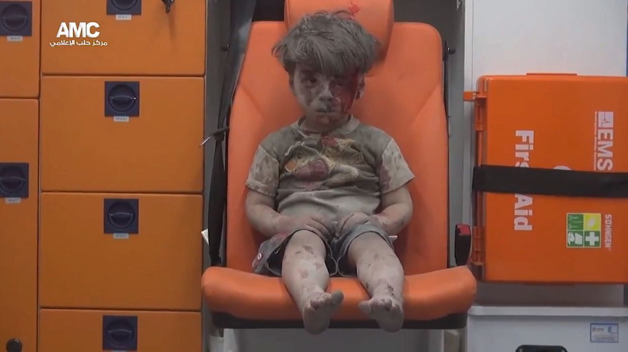 5-letni Omran Daqneesh uratowany spod gruzów po bombardowaniu Aleppo /Aleppo Media Center  /PAP/EPA