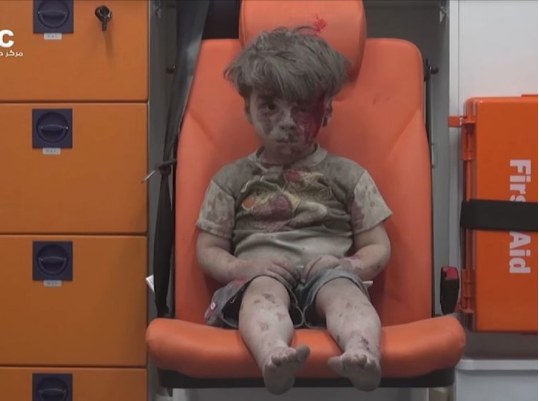5-letni Syryjczyk uratowany spod gruzów zbombardowanego domu w Aleppo /Twitter