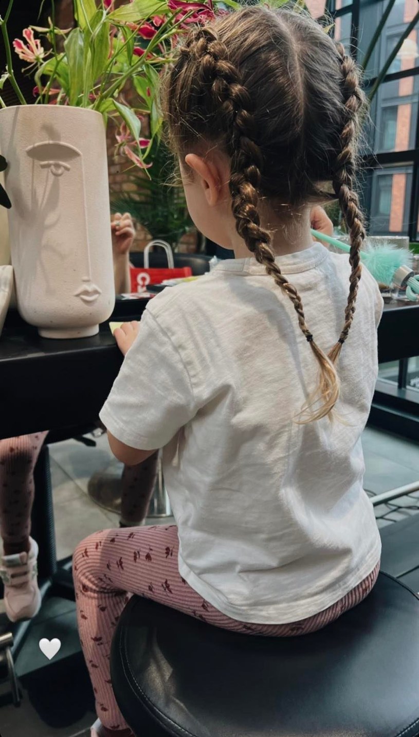 5-letnia Klara we fryzurze, którą uwielbia jej mama /@annalewandowskahpba /Instagram