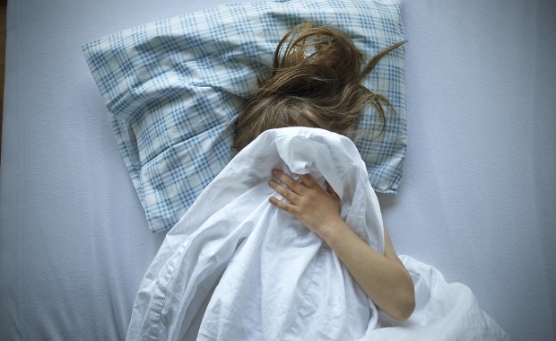 5-letnie bliźniaczki ofiarami przemocy. Są zarzuty dla matki i jej partnera