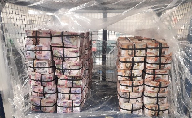 5 mln funtów ukryte w mieszkaniu. Wpadka gangsterów z powodu... koronawirusa