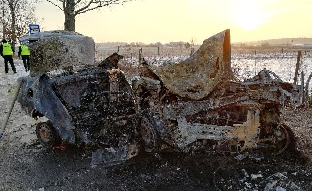 5 osób zginęło w wypadku pod Braniewem. Samochód uderzył w drzewo i stanął w płomieniach