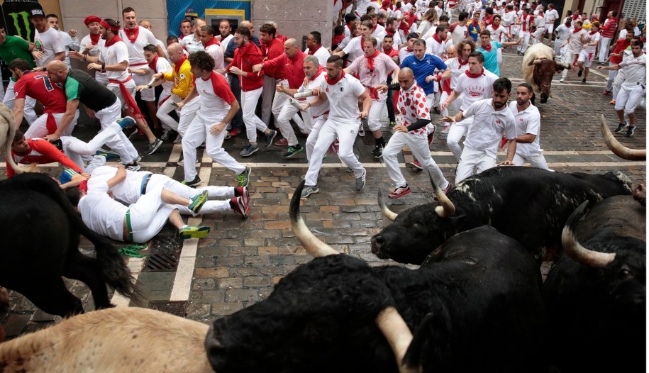 5 osób zostało rannych w gonitwie z bykami w Pampelunie /PAP/EPA