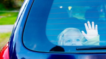 5-osobowe auto i siedmioro dzieci. Jedno w bagażniku, dwójka na fotelu pasażera