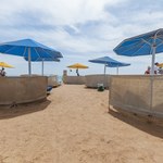 5 tys. zł mandatu za parawan na plaży? Prawnik tłumaczy, kiedy to realne