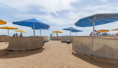 5 tys. zł mandatu za parawan na plaży? Prawnik tłumaczy, kiedy to realne