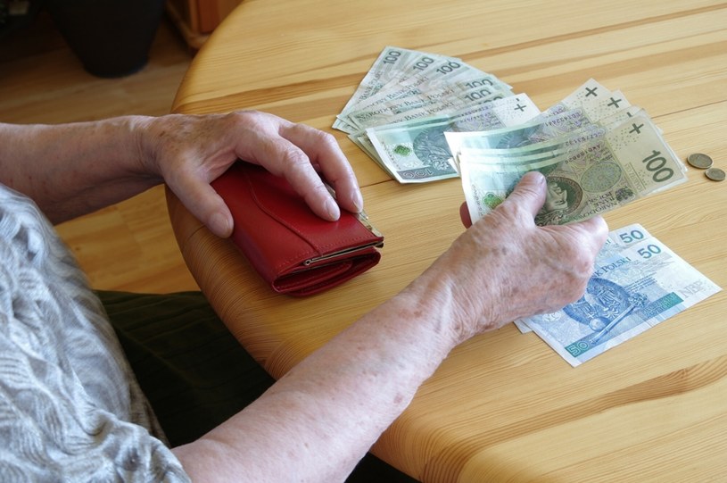 5 z 13 mld zł przeznaczonych na wypłatę 13. emerytury będzie pochodzić z pożyczki z jednego pozabudżetowego funduszu do drugiego. /ZOFIA BAZAK /East News