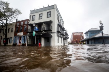 5 zabitych, wielu rannych… Florence osłabła, ale na wybrzeżu USA trwa wyścig z czasem