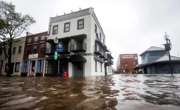 5 zabitych, wielu rannych… Florence osłabła, ale na wybrzeżu USA trwa wyścig z czasem