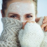 5 zasad pielęgnacji ciała zimą. Zadbaj o to, by było zdrowe i nawilżone