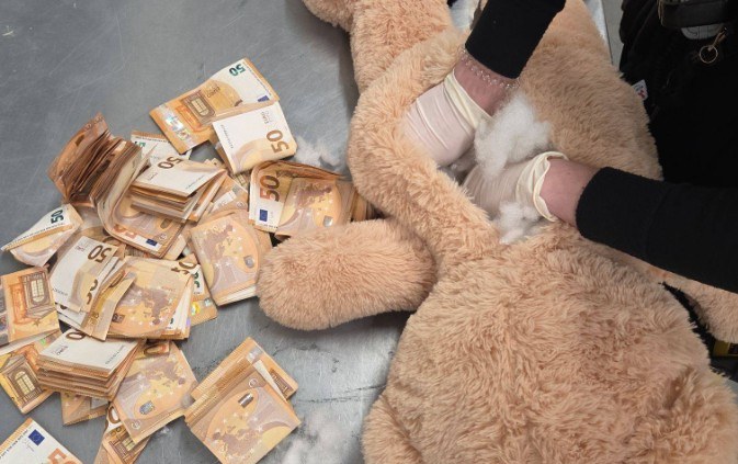 50 000 euro ukryte w pluszowym misiu – odkrycie w centrum dystrybucji DHL w Holandii /foto: Politie Basisteam Westelijke Mijnstreek /
