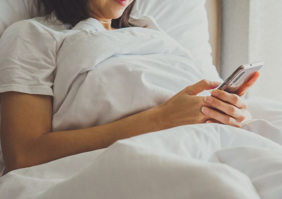 Po "krótkiej wymianie wiadomości" wysłała mu intymne zdjęcia. Finał w kajdankach