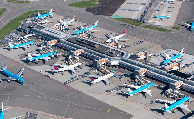 50 metrów od samolotu. Niebezpieczny incydent na lotnisku Schiphol