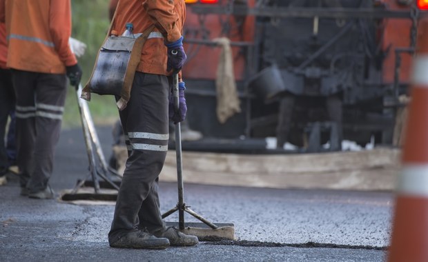 50 ton asfaltu dziennie. "Zima w tym roku jest bezlitosna". 