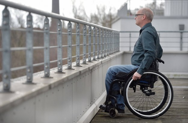 500+ dla niepełnosprawnych: senatorowie PiS chcą obniżyć próg dochodowy /Frank May    /PAP/DPA