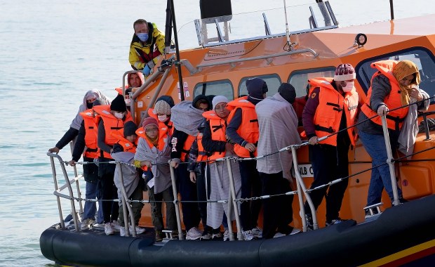 500 migrantów na dryfującym kutrze. Uratowali ich Włosi