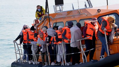 500 migrantów na dryfującym kutrze. Uratowali ich Włosi