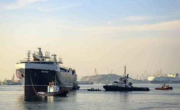 500 tys. butelek koniaku na pokładzie. Kulisy pierwszego rejsu "żaglowca przyszłości"