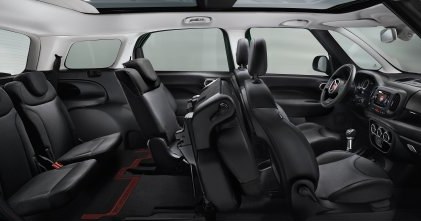 500L Living, w odróżnieniu od 500L, może mieć fotele w bagażniku. Kosztują, wraz ze wzmocnionym tylnym zawieszeniem, 3500 zł. /Fiat