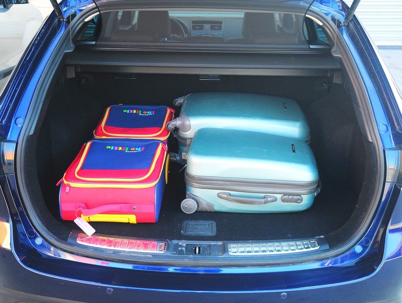 505-litrowy bagażnik kombi jest bardzo szeroki i ustawny, a kanapę składa się uchwytem w przestrzeni bagażowej. /Motor