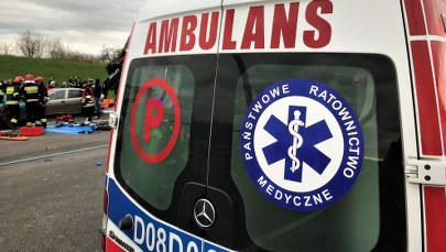 51-latek uderzył autem w grupę rowerzystów i w pieszych. Jeden z rannych zmarł