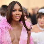 52-letnia Naomi Campbell pozuje w bikini. „Królowa” 