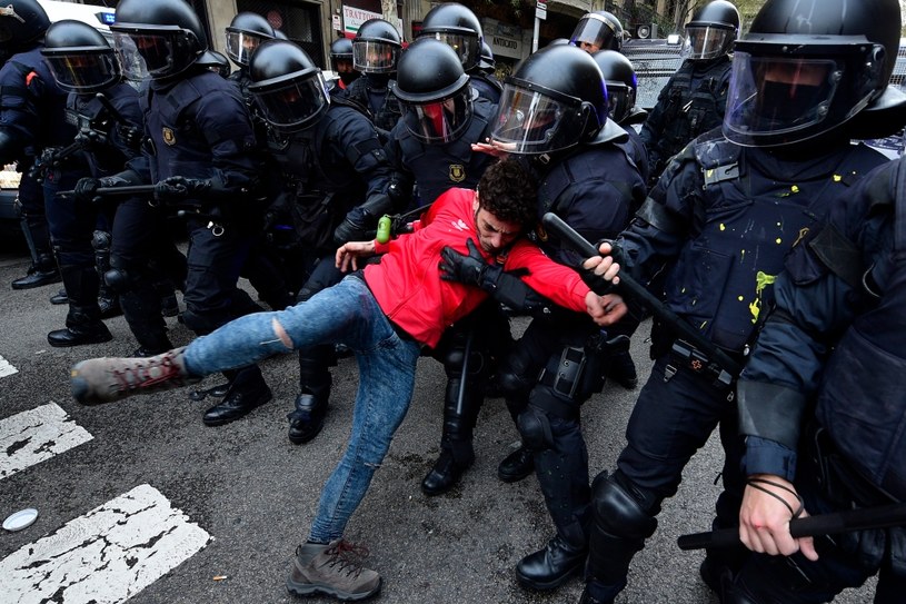 52 rannych podczas manifestacji separatystów w Katalonii /LLUIS GENE /AFP