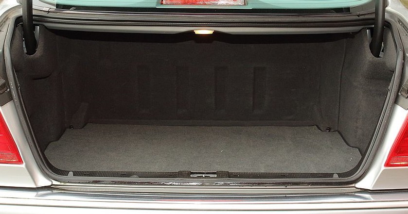 520-litrowy bagażnik ma regularny kształt, ale nie da się go powiększyć przez złożenie kanapy. /Motor