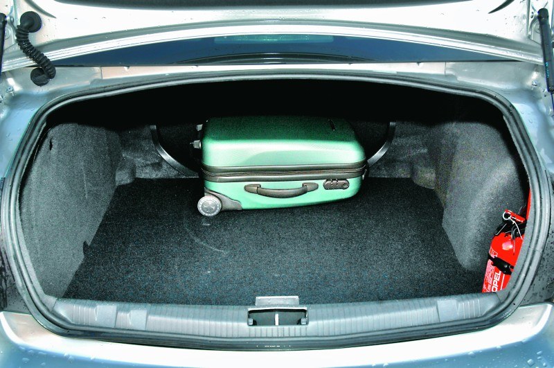 525-litrowy bagażnik sedana: elegancko schowane zawiasy to rzadki widok w tej klasie. /Motor