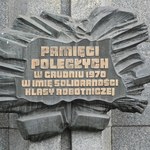 53. rocznica strajku w Stoczni Szczecińskiej. Złożono kwiaty i zapalono znicze