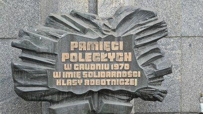 53. rocznica strajku w Stoczni Szczecińskiej. Złożono kwiaty i zapalono znicze