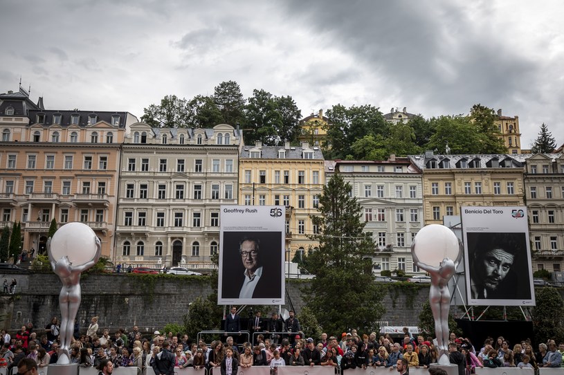 56. festiwal w Karlowych Warach: Fani czekają na Geoffrey'a Rusha i Benico del Toro /Gabriel Kuchta /Getty Images