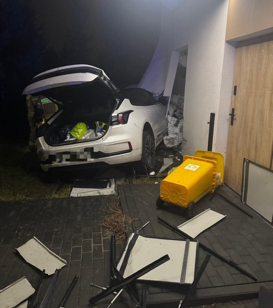 57-latka pomyliła gaz z hamulcem i wjechała w dom w Lesznowoli /policja Piaseczno