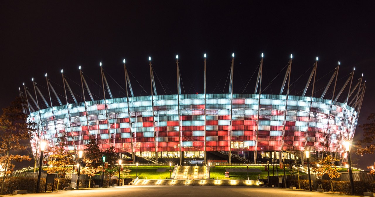 58 274 kibiców może oglądać mecz na największym stadionie piłkarskim w Polsce - PGE Narodowym w Warszawie. /123RF/PICSEL