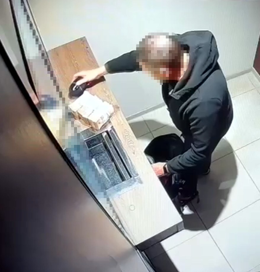 58-latek w kantorze, w którym wymieniał obce waluty na złotówki /Policja /