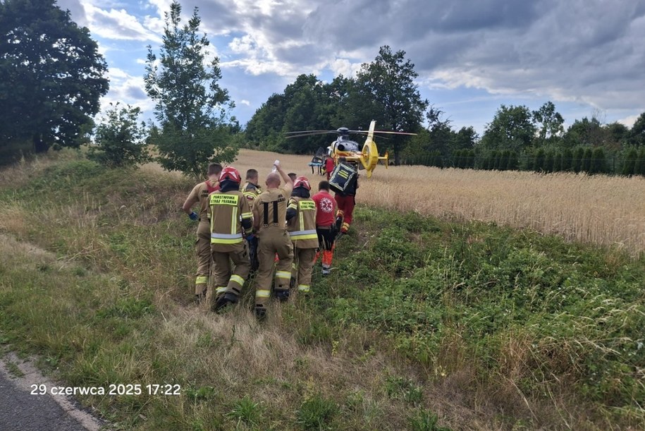 59-letnia kobieta zginęła na miejscu. Jej córka z licznymi obrażeniami i w stanie krytycznym została przetransportowana śmigłowcem do szpitala w Gorzowie Wielkopolskim /Komenda Powiatowa Państwowej Straży Pożarnej w Sulęcinie /