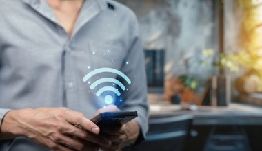 5G czy Wi-Fi. Jak działa internet w telefonie i co drenuje baterię?