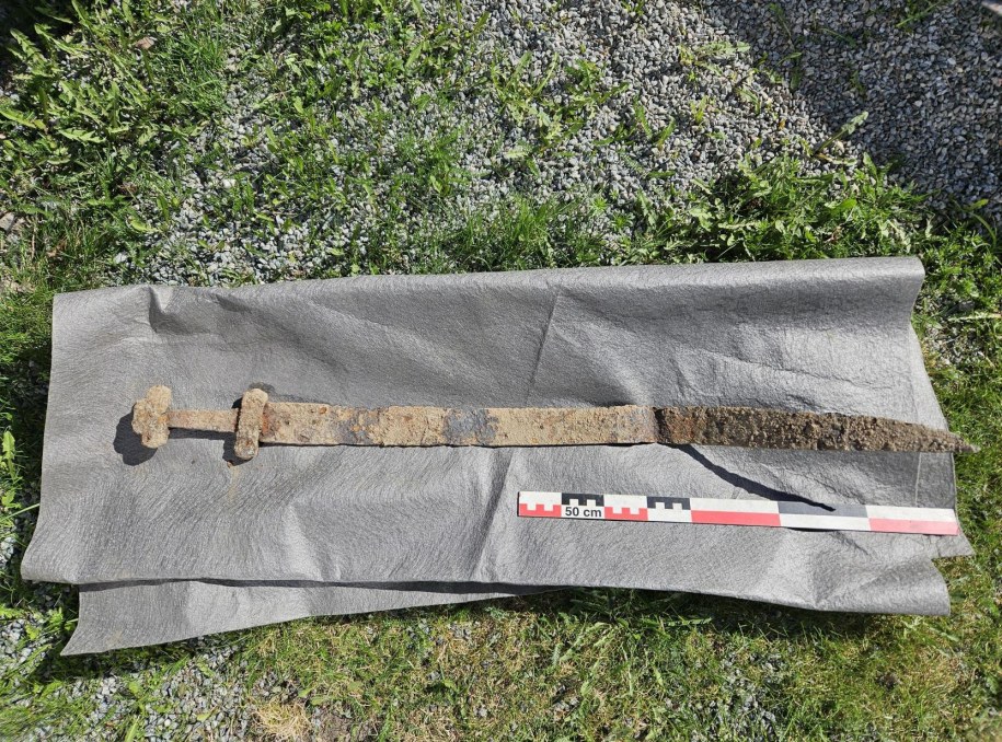 6-latek odkrył miecz sprzed 1300 lat. Wyjątkowe znalezisko z epoki wikingów w Norwegii /foto: Kulturarv i Innlandet/Facebook /