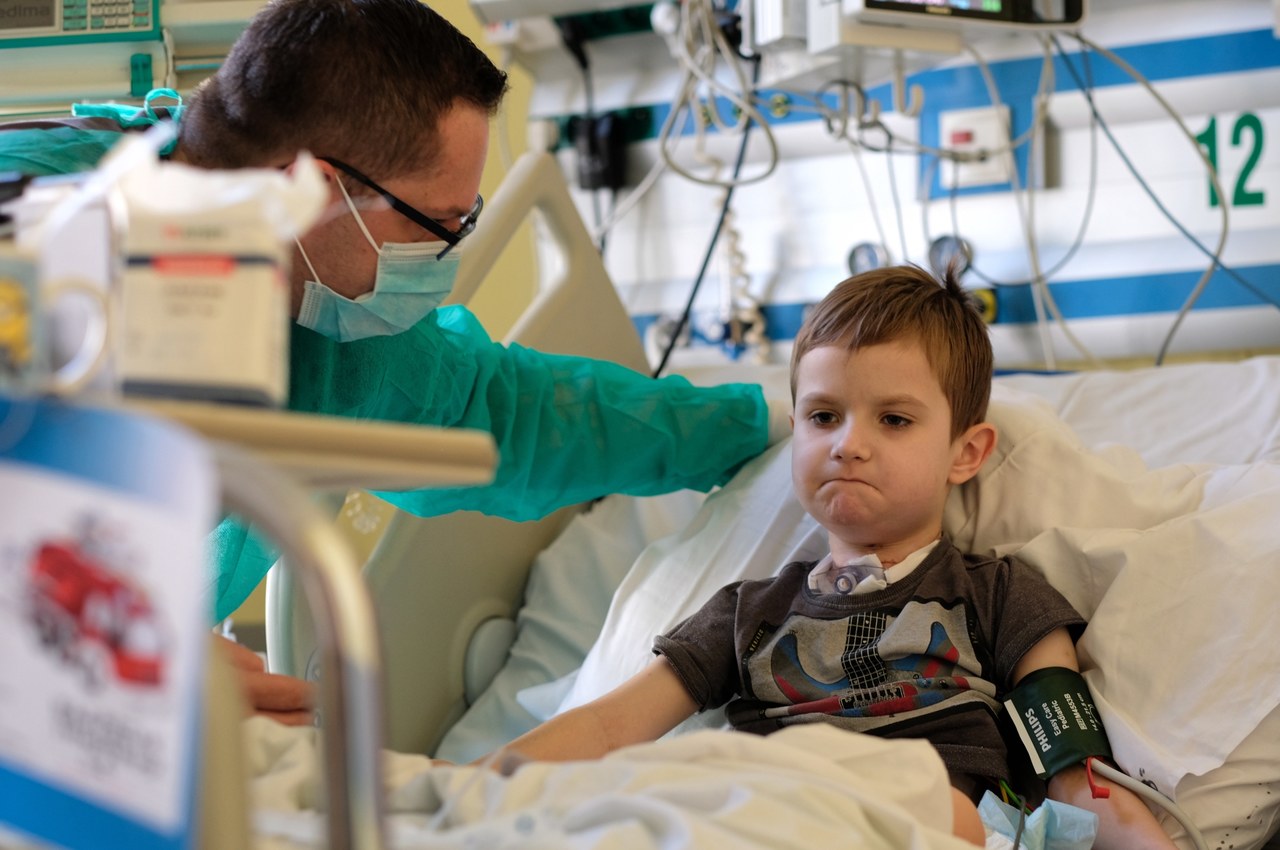 6-letni Tymek po pionierskiej operacji. "Myślę, że będzie mógł jeść jak każdy z nas"