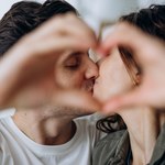 6 oznak, że facet jest szczęśliwy w związku. Trzecia może zaskoczyć 