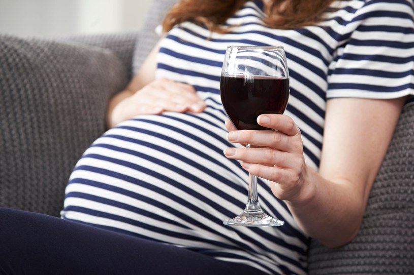 6 proc. Polek uważa, że picie w ciąży nie stanowi zagrożenia dla dziecka /123RF/PICSEL