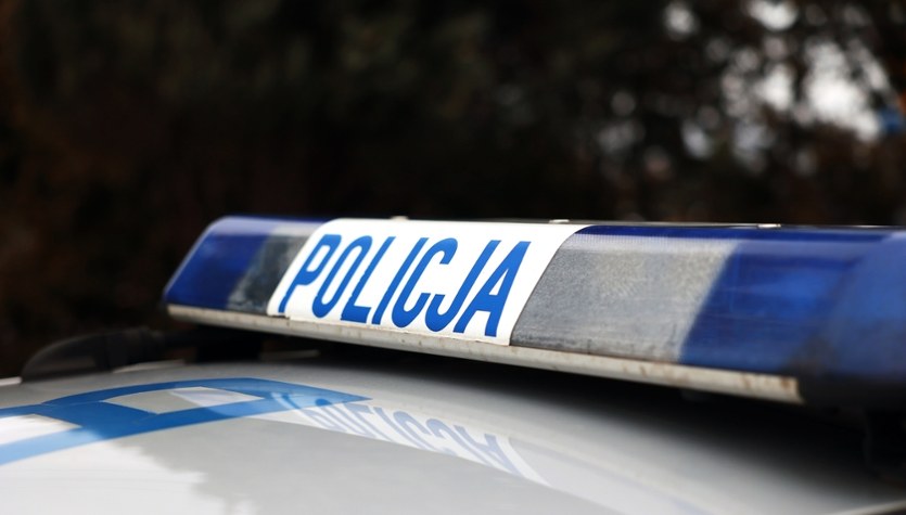 6 promili alkoholu we krwi. Leżał na poboczu przemoczony i ubłocony