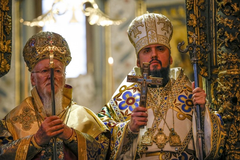 6 stycznia patriarcha Konstantynopola Bartłomiej I przekazał Epifaniuszowi tomos /AP Photo/Lefteris Pitarakis /East News